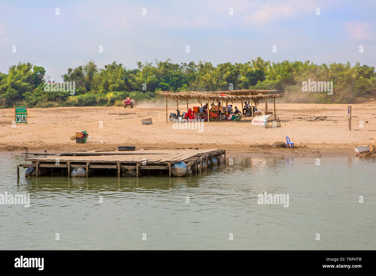 Una nave da crociera di gara punto di atterraggio su una spiaggia cambogiano Foto Stock