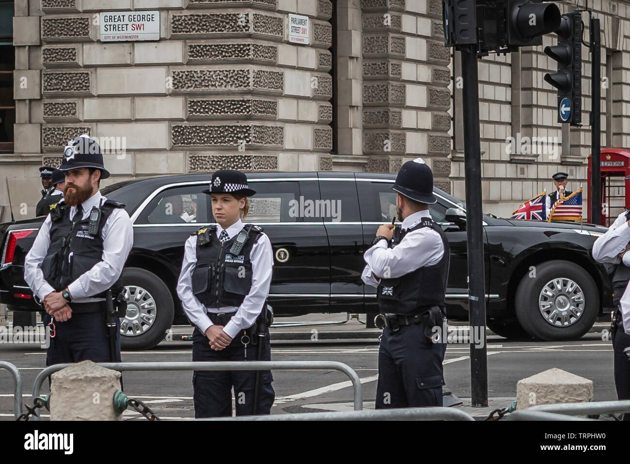 Il 4 giugno, 2019. Donald Trump guarda i manifestanti in piazza del Parlamento dalla sua limousine su 2° giorno della sua visita di Stato nel Regno Unito Foto Stock