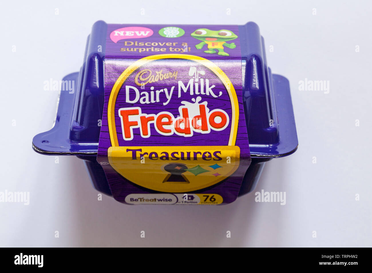 Cadbury latte freddo tesori nuovo - Scoprire una sorpresa toy isolati su sfondo bianco Foto Stock