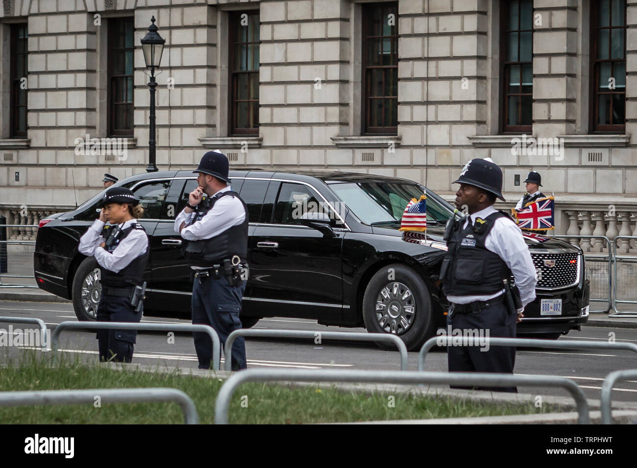 Il 4 giugno, 2019. Donald Trump's limousine conosciuta come 'la Bestia' passa i manifestanti il giorno 2 della sua visita di Stato nel Regno Unito Foto Stock