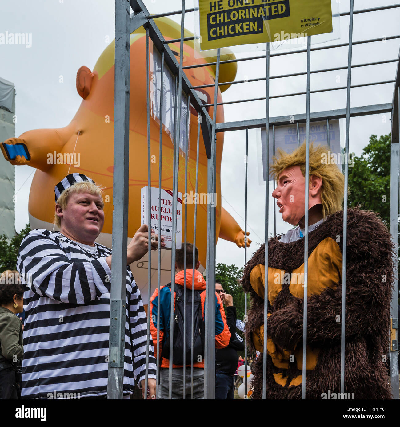 Migliaia marzo da Trafalgar Square a Piazza del Parlamento per protestare contro il presidente Donald Trump la visita di Stato nel Regno Unito. Foto Stock