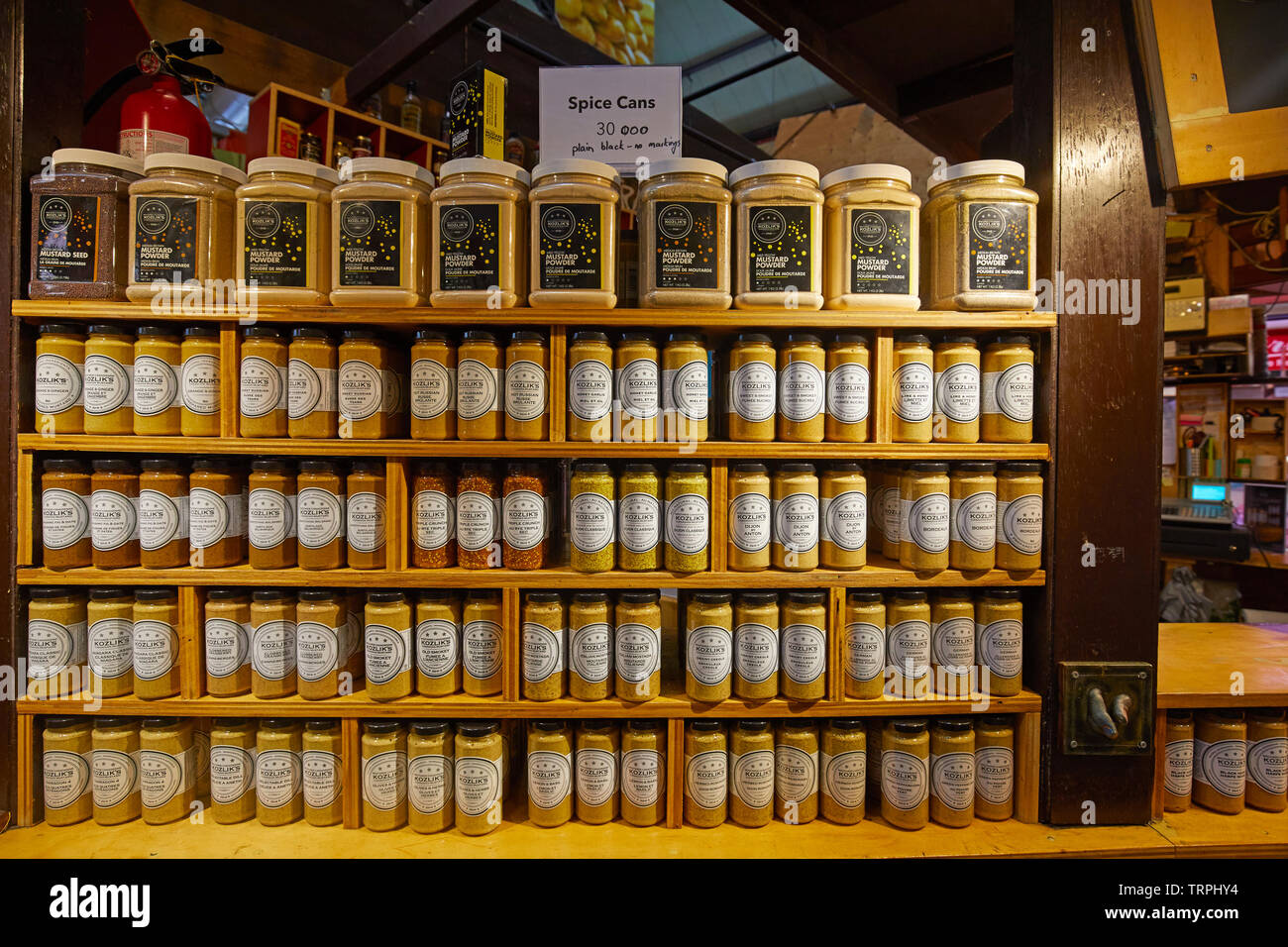 Lattine di spezie al Mercato di San Lorenzo, Toronto, Canada Foto Stock