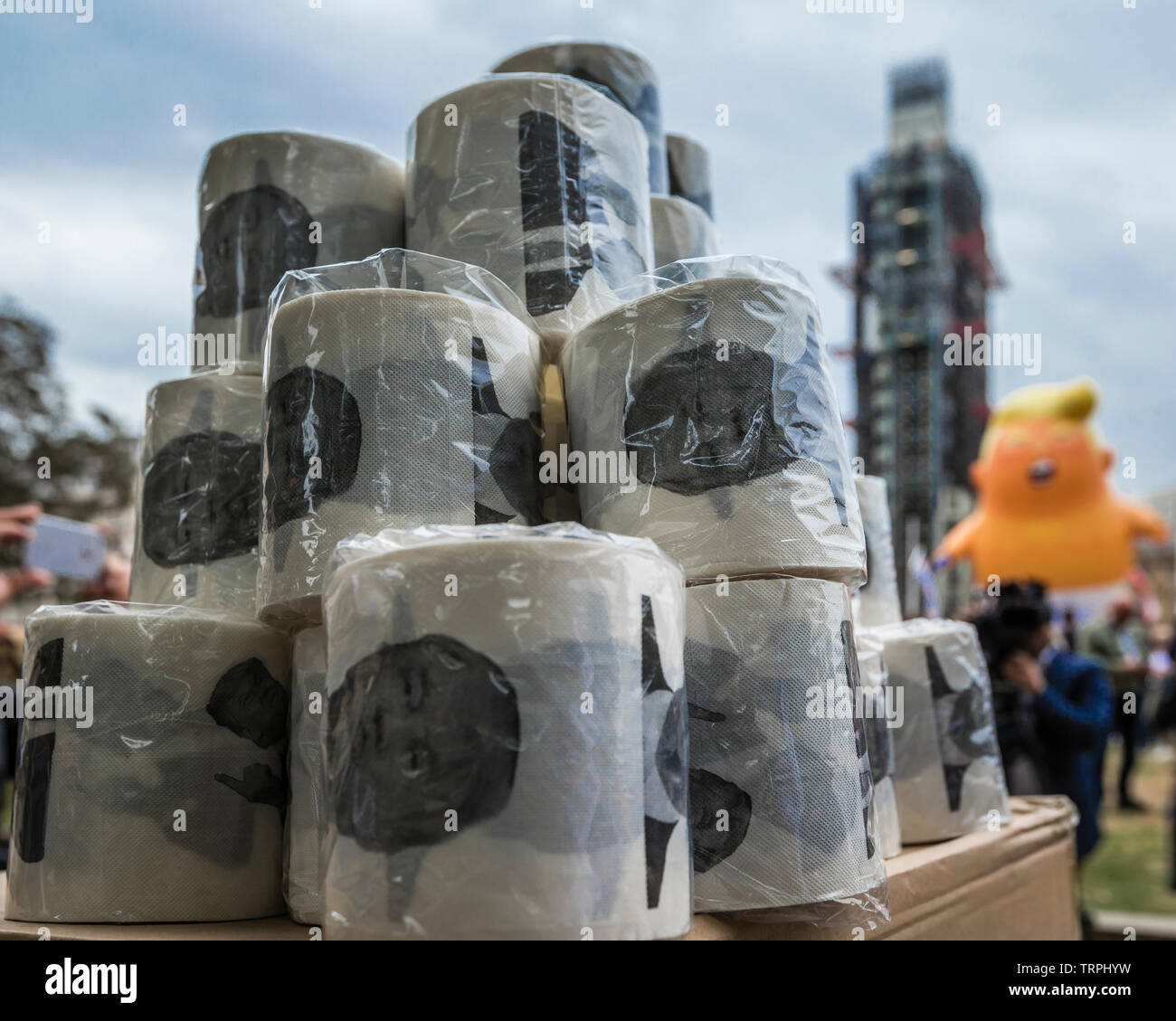 Giugno 4, 2019, Londra. Carta igienica con Donald Trump il volto su di esso è venduto in piazza del Parlamento durante la sua visita di Stato nel Regno Unito. Foto Stock