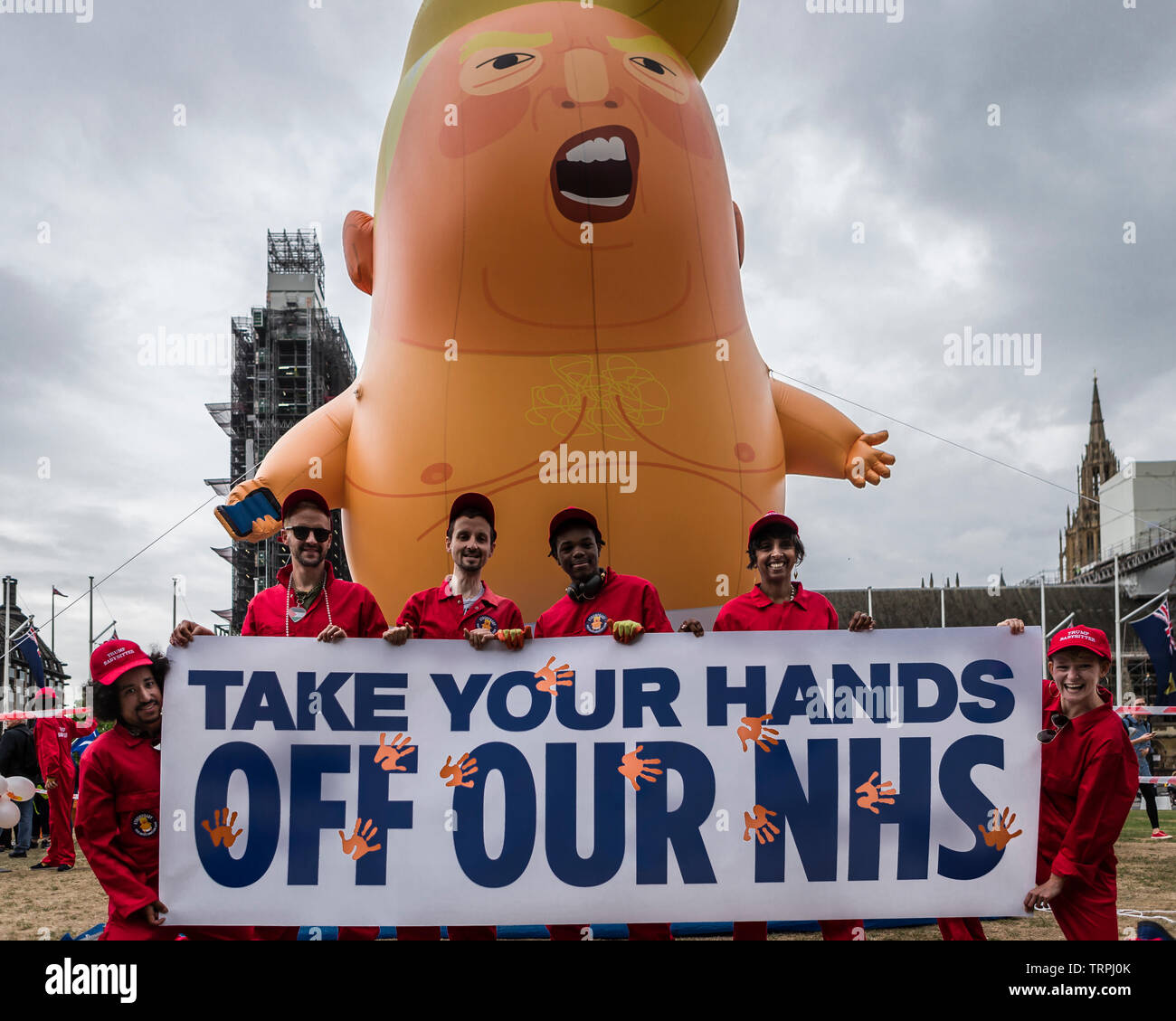 Protesta contro Donald Trump la visita di Stato nel Regno Unito e il messaggio "prendere le mani dalla nostra NHS' Foto Stock
