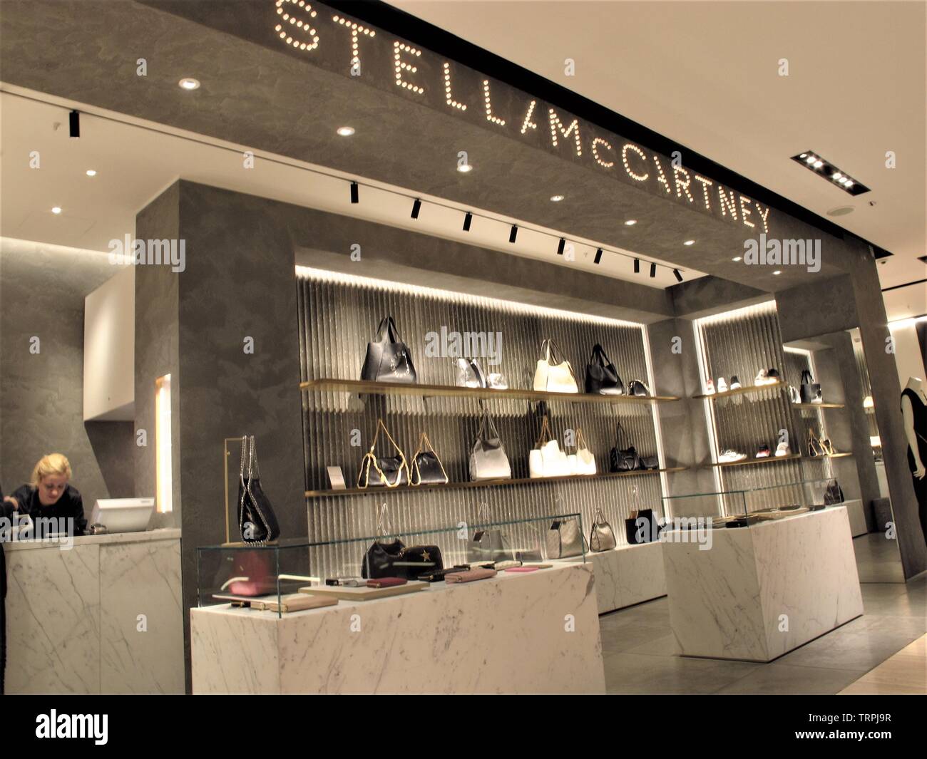 Stella McCartney borse a La Rinascente negozio di moda a Roma Foto stock -  Alamy