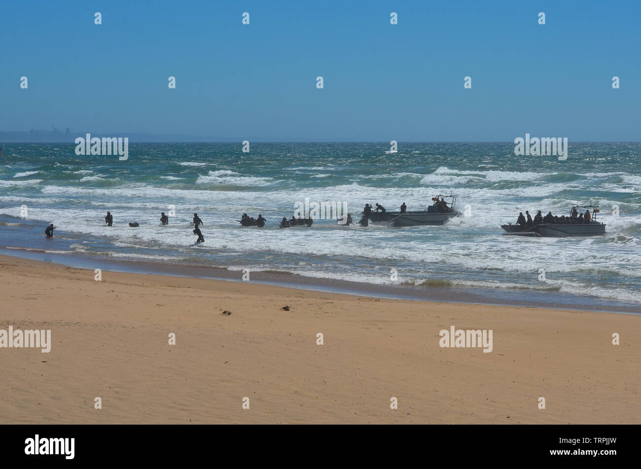 North Beach, Durban, Sud Africa, 17 febbraio 2017. Un pubblico terra, mare e aria display presentato dalla South African Defence Force create incredibili tableaux militare su Durban il lungomare. I membri dell'esercito, la marina e la Air Force ha organizzato una spiaggia combinato invasione per lo stupore e la gioia di residenti e turisti. Nella foto, landing craft truppe di caduta sulla spiaggia. Immagine: Jonathan Oberholster/Alamy Foto Stock