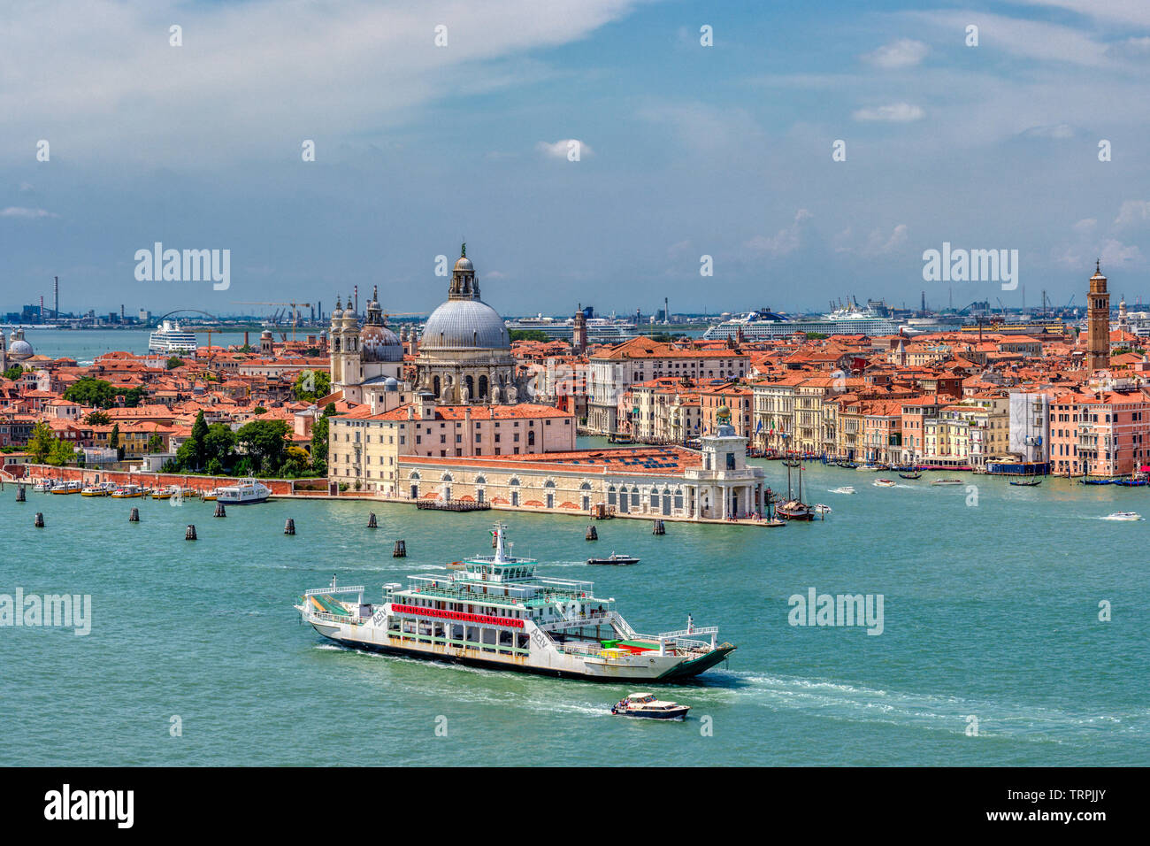 VENEZIA, VENETO, ITALIA - Vista panoramica del canale grande con Basilica di Santa Maria dall'alto. Foto Stock