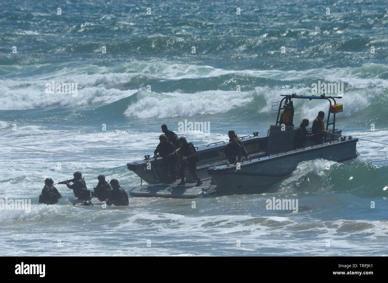 North Beach, Durban, Sud Africa, 17 febbraio 2017. Un pubblico terra, mare e aria display presentato dalla South African Defence Force create incredibili tableaux militare su Durban il lungomare. I membri dell'esercito, la marina e la Air Force ha organizzato una spiaggia combinato invasione per lo stupore e la gioia di residenti e turisti. Nella foto, landing craft truppe di caduta sulla spiaggia. Immagine: Jonathan Oberholster/Alamy Foto Stock