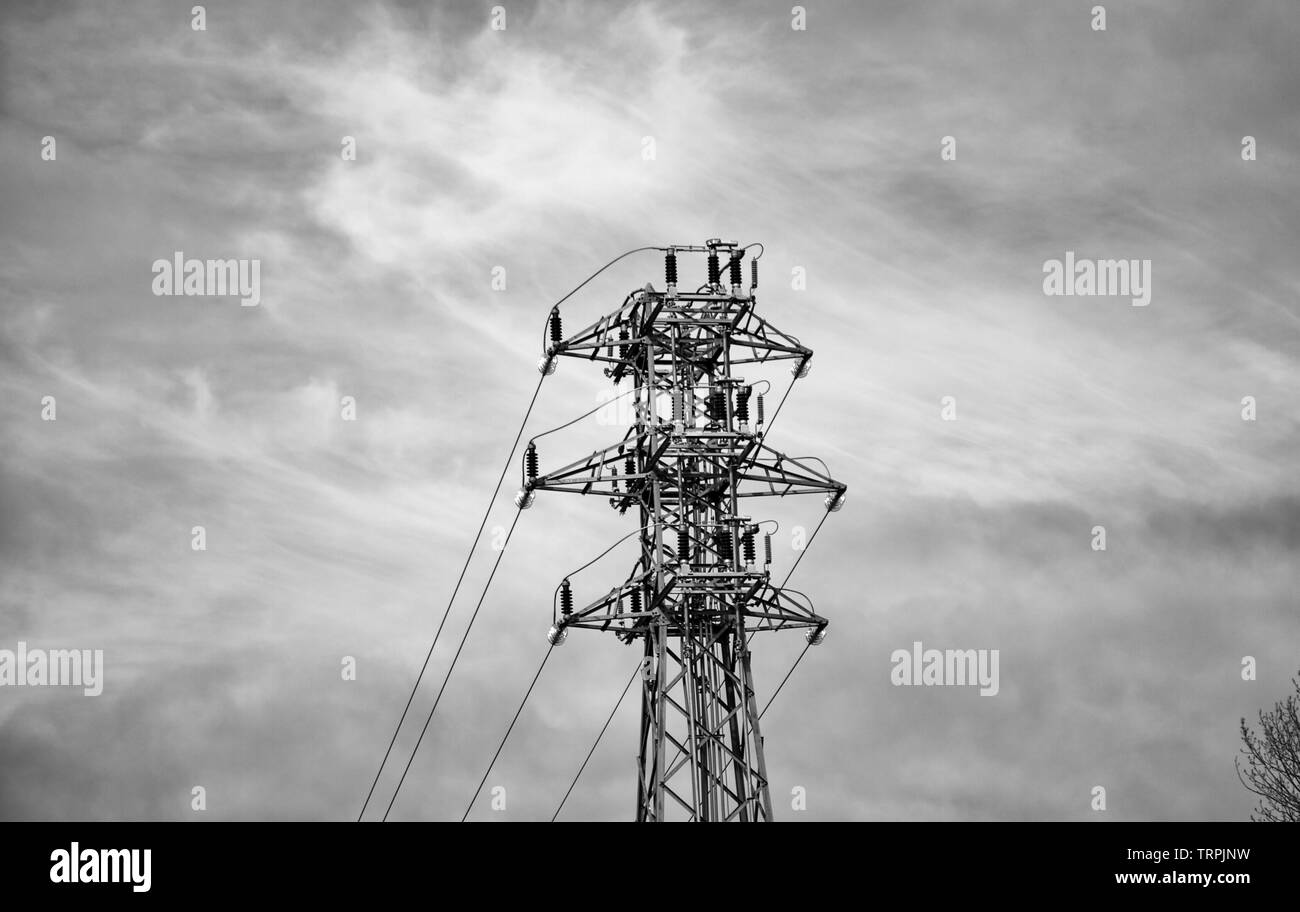 Torre elettrico con cielo nuvoloso, tecnologia e infrastruttura Foto Stock