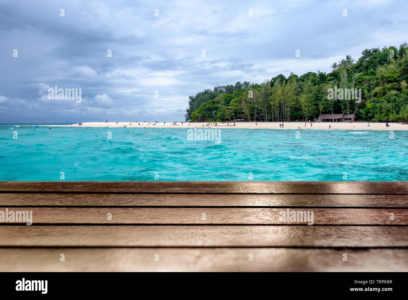 Tavola in legno sulla parte superiore "bella spiaggia del mare in bambù sfondo isola Foto Stock