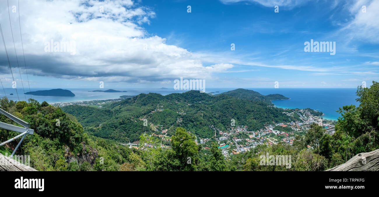 Punto di vista sopra il paesaggio della città e del mare di phuket Foto Stock