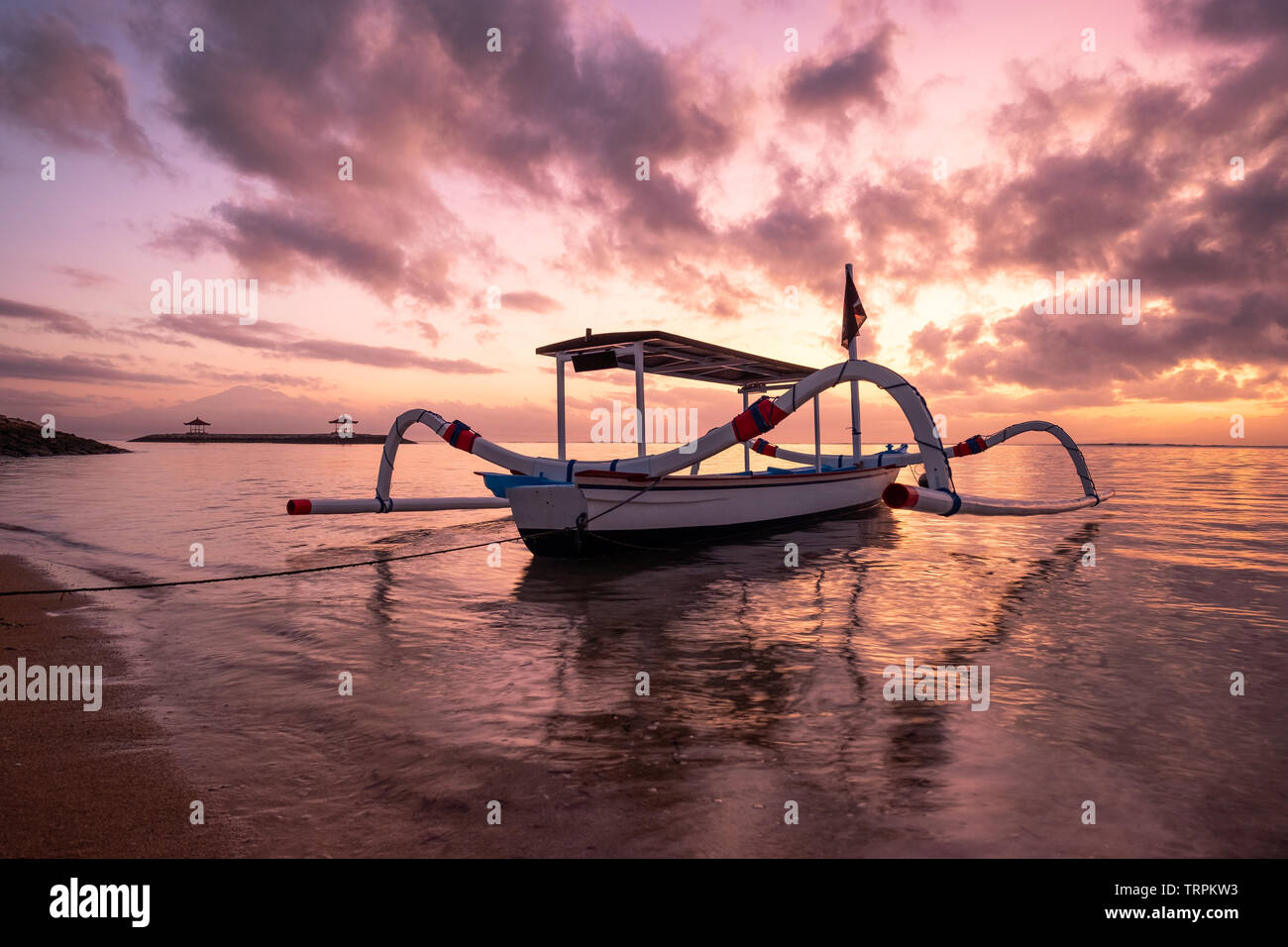 Antica Janggolan tradizionali barche da pesca sulla spiaggia al tramonto colorato. Sanur Beach, Bali, Indonesia Foto Stock