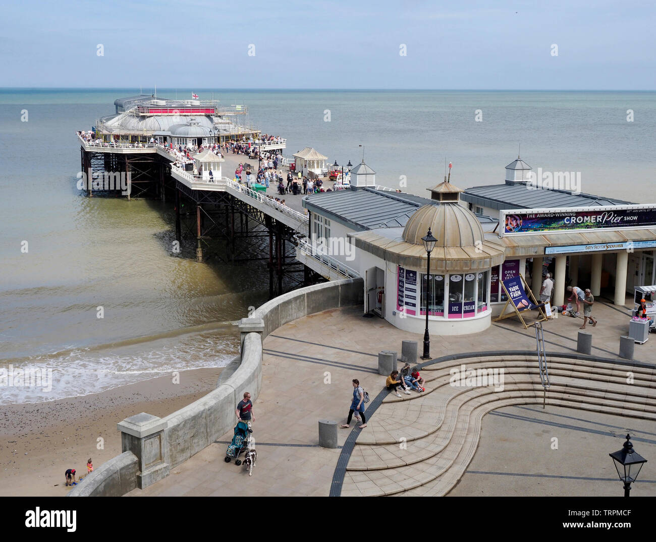 Cromer Pier, North Norfolk visto dal lungomare è a casa per l'ultimo tradizionale 'fine del molo' estate show e un prominente punto di riferimento. Foto Stock