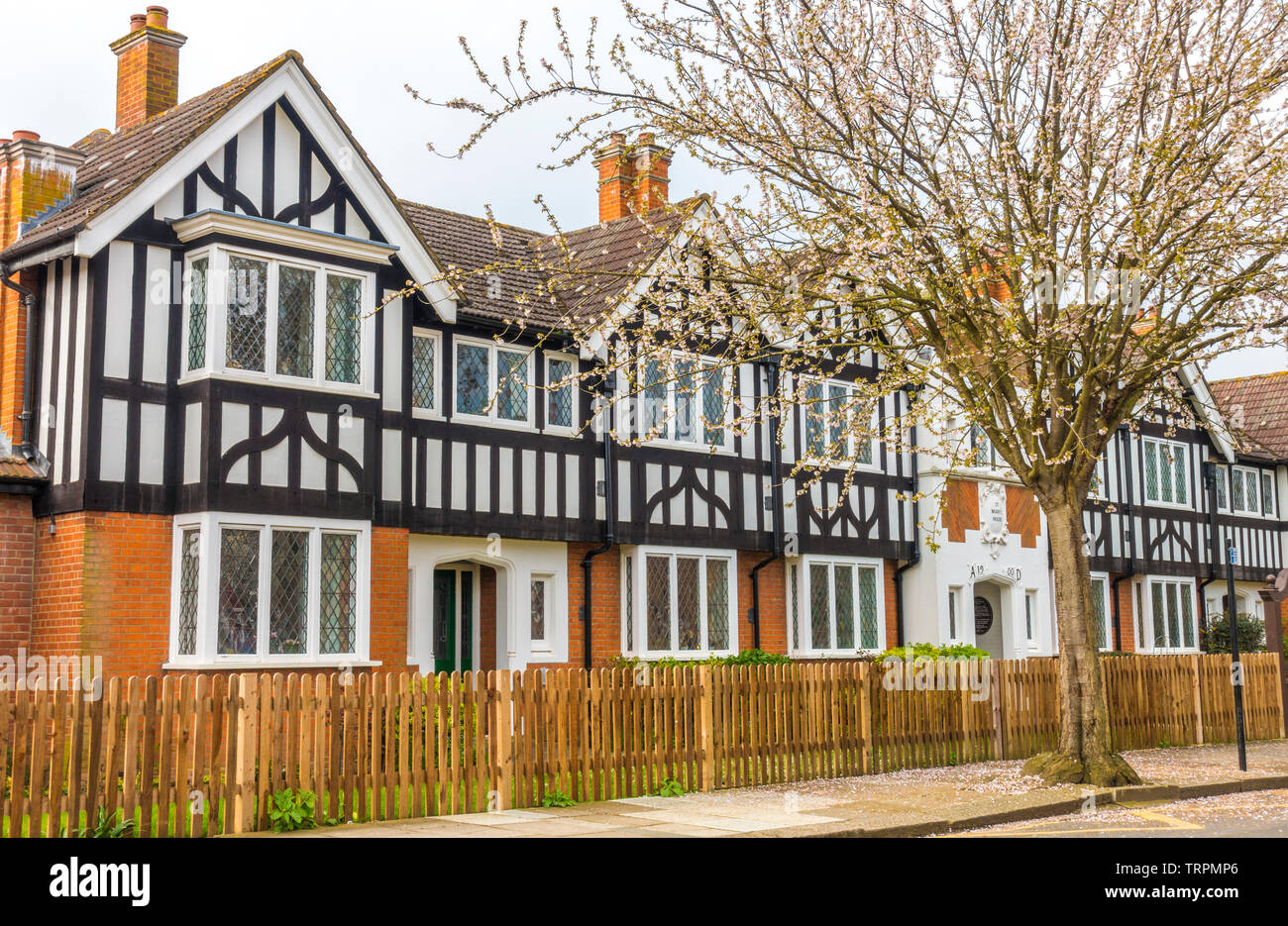 La splendida facciata dell'edificio e l'entrata di St Mary's House - un'Alms casa per anziani cristiani residenti in Ealing, London W5, Inghilterra, Regno Unito. Foto Stock