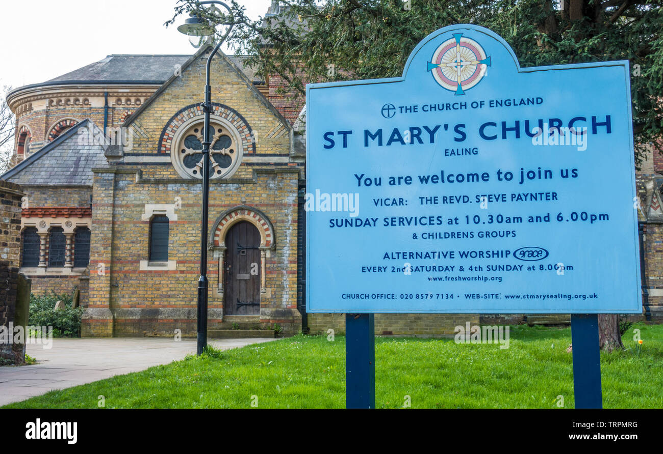 Sul lato destro del centro storico, Il Grade ii Listed, St Mary Church (Chiesa di Inghilterra denominazione), con scheda di informazioni. Ealing, Londra, Inghilterra, Regno Unito. Foto Stock