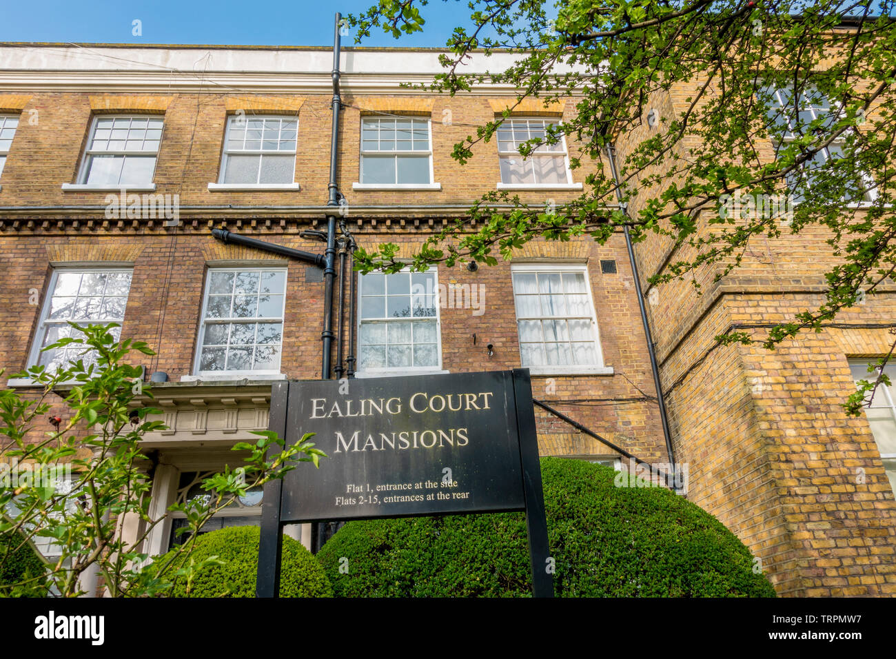 Vista frontale esterna della Ealing Corte palazzi, un elegante, periodo blocco di costruiti in mattoni appartamenti / Appartamenti a South Ealing, London W5, Inghilterra, Regno Unito. Foto Stock