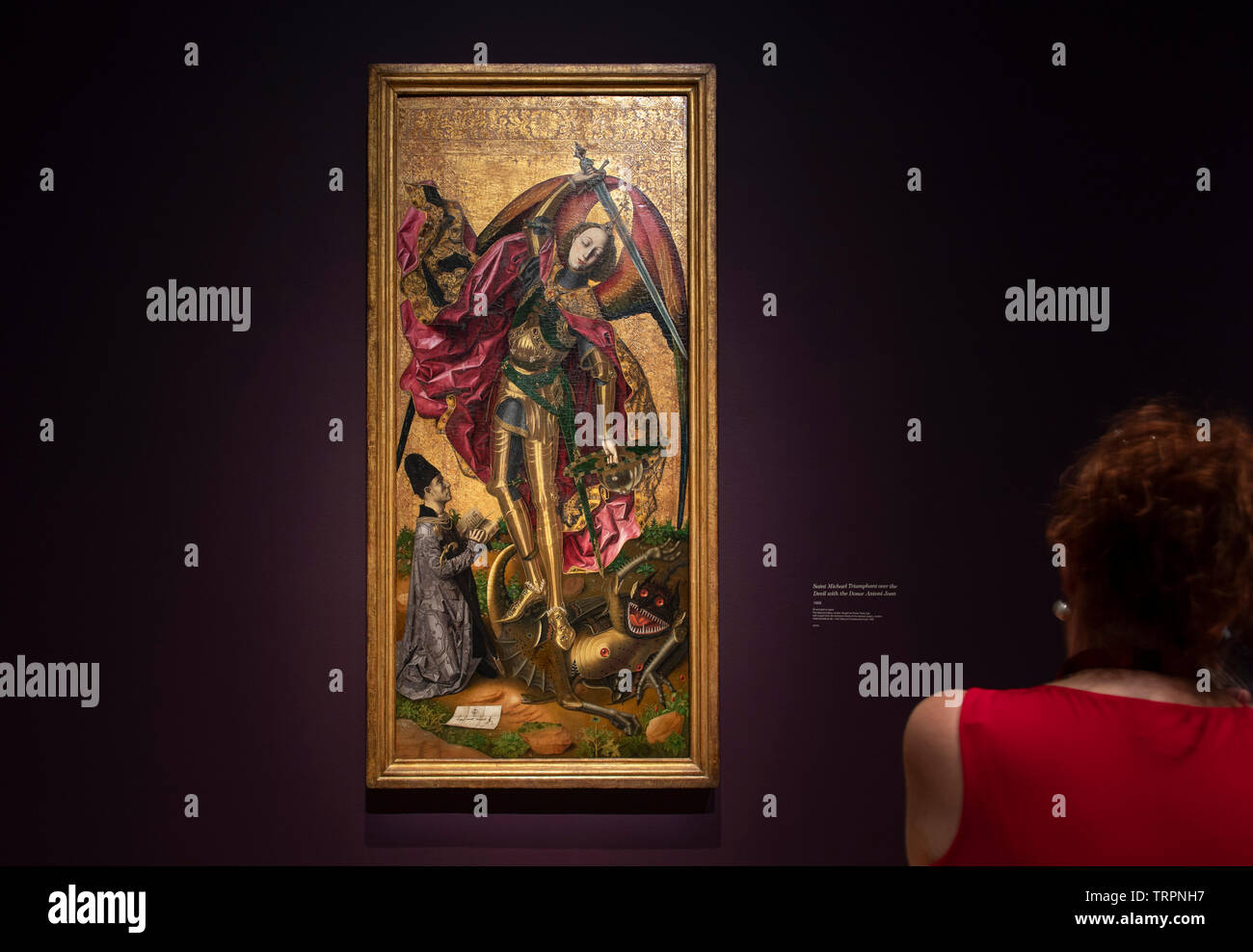 National Gallery di Londra, Regno Unito. 11 giugno 2019. Bartolomé Bermejo: Maestro del Rinascimento Spagnolo, uno di Spagna più innovativa e ottenuta pittori attivi nella seconda metà del XV secolo. La mostra va dal 12 giugno - 29 settembre 2019. Immagine: San Michele trionfante sul Diavolo con il donatore Antoni Joan, 1468. La National Gallery di Londra, raccolta. Credito: Malcolm Park/Alamy Live News. Foto Stock