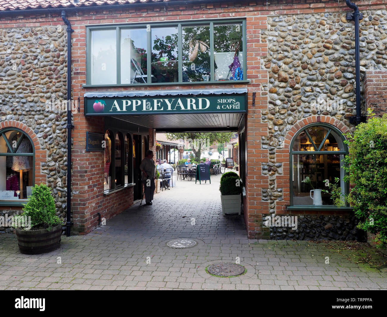 Il Appleyard, un ben progettato la riqualificazione di piccoli negozi, caffetterie e uffici dietro l'area di conservazione della bella Norfolk città mercato di Holt. Foto Stock