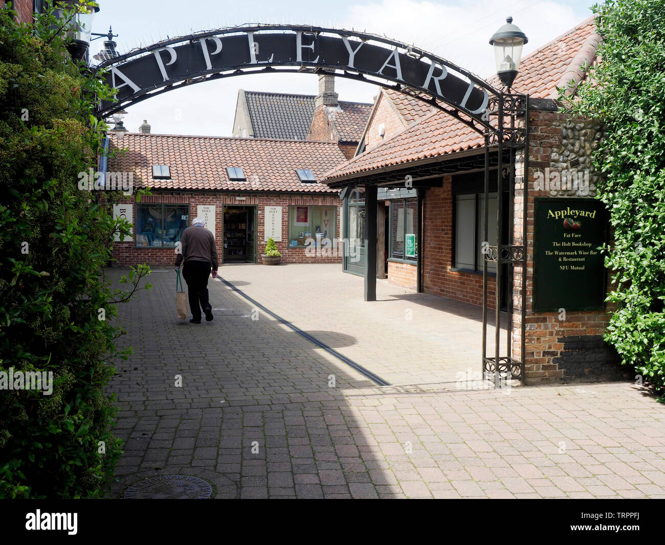 Il Appleyard, un ben progettato la riqualificazione di piccoli negozi, caffetterie e uffici dietro l'area di conservazione della bella Norfolk città mercato di Holt. Foto Stock