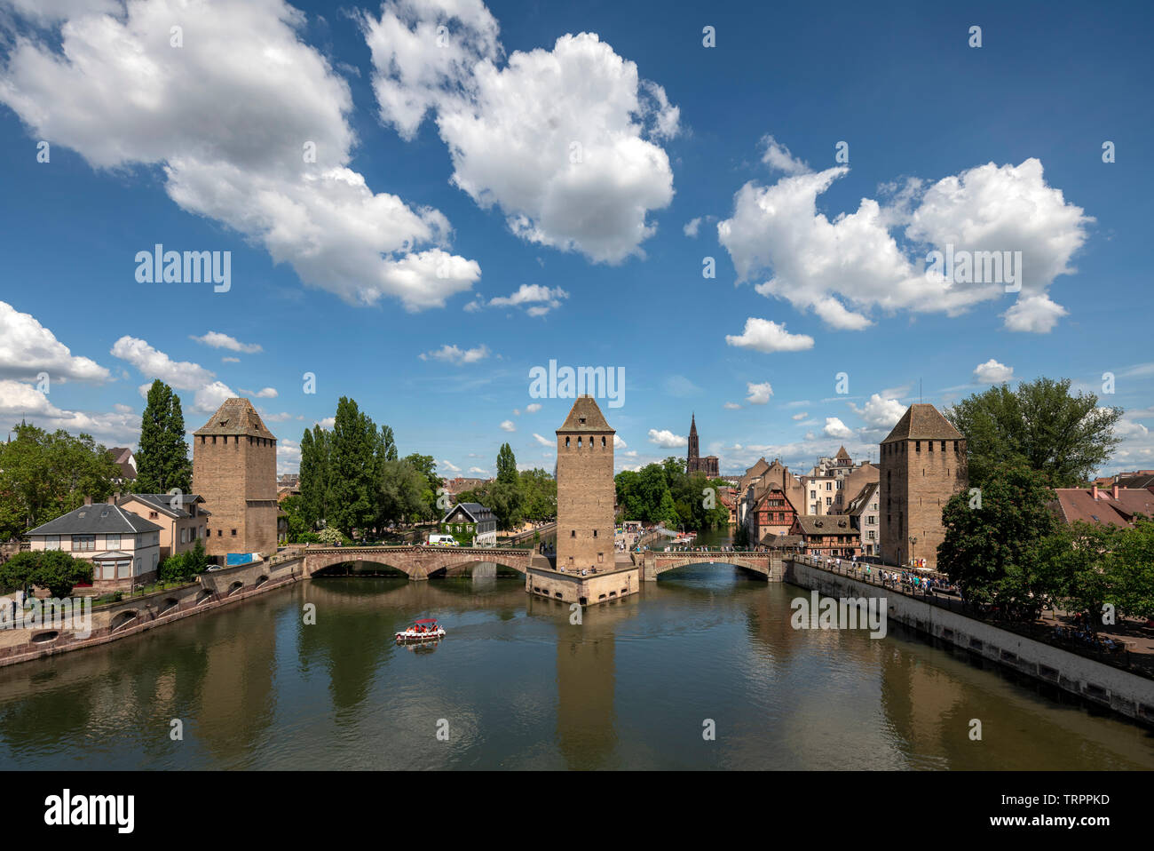 Straßburger Münster, Cathédrale Notre-dame de Strasbourg, Blick von Westen, Im Vordergrund die drei Türme der Ponts Couverts, pièces der ehemaligen sta Foto Stock