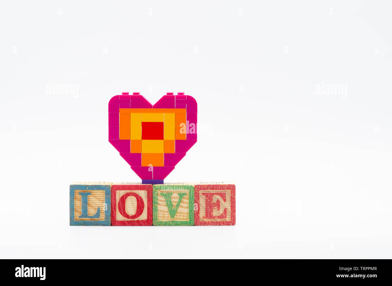 Pezzo di lego offrendo forma di cuore con la parola amore. Lego minifigures  sono fabbricati da Lego Foto stock - Alamy