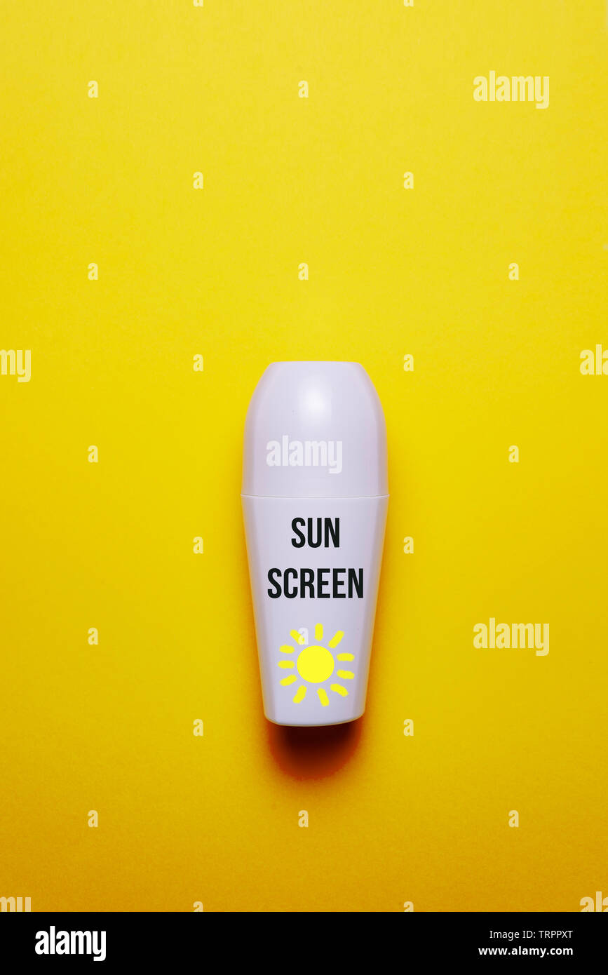 Bottiglia di plastica di protezione di schermo solare lozione cosmetica su sfondo giallo- Estate e concetto sun idea e cura dei raggi ultravioletti Foto Stock