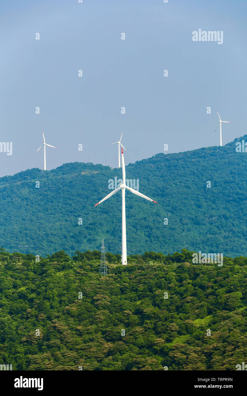 La generazione di potenza il mulino a vento sulla montagna di salutando Isola, Yangjiang River, Cina Foto Stock