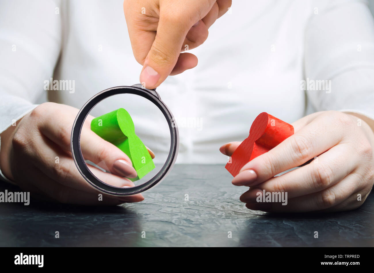 La donna arbitro esamina la situazione di conflitto tra le persone. Conflitto di interesse. Ricerca di soluzioni e compromessi. Controversie di levigatura. C Foto Stock