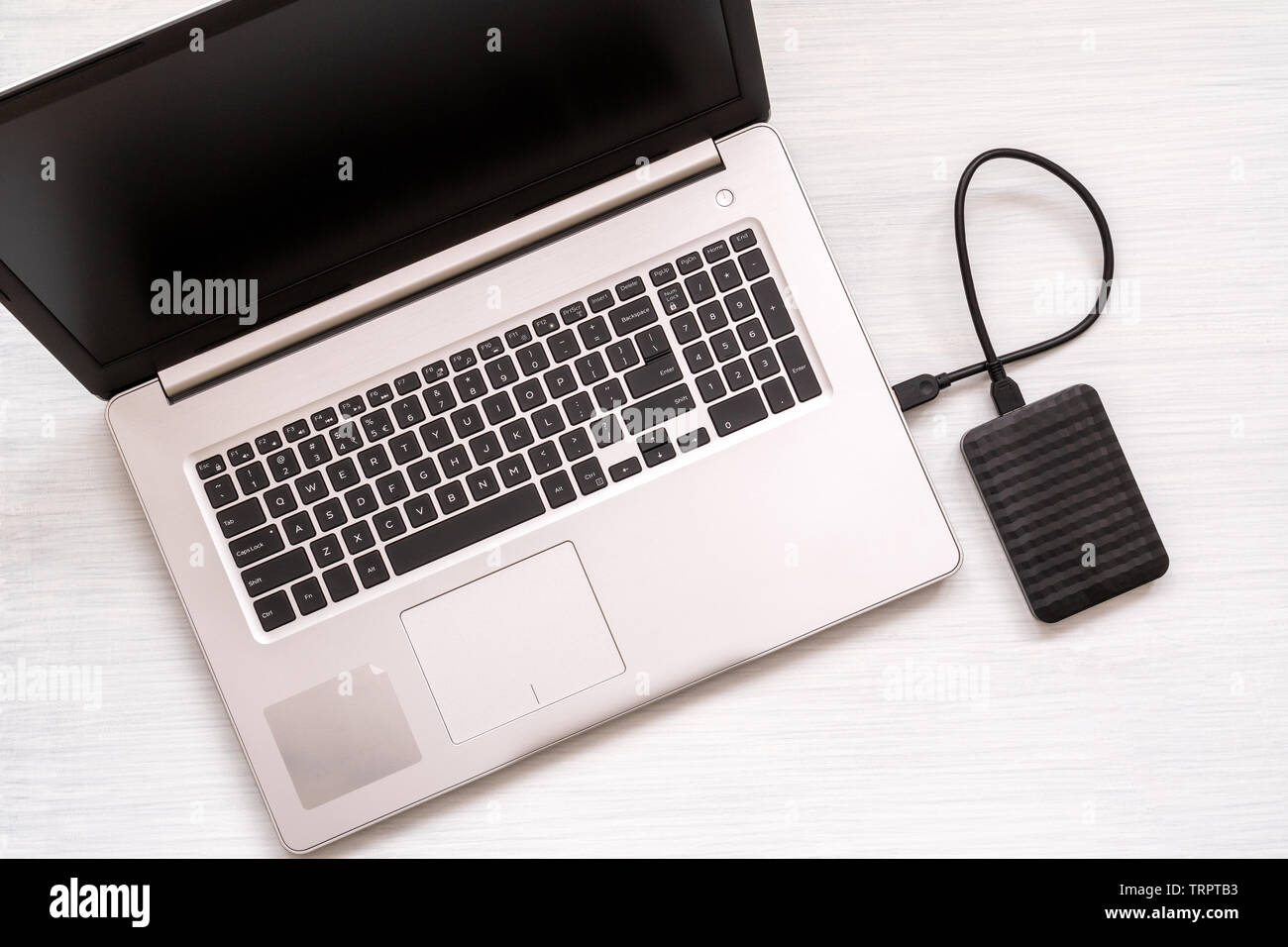 Il trasferimento dei dati dal computer portatile a un disco rigido esterno per il backup di file e informazioni importanti utilizzando USB 3.0 Il Collegamento Foto Stock