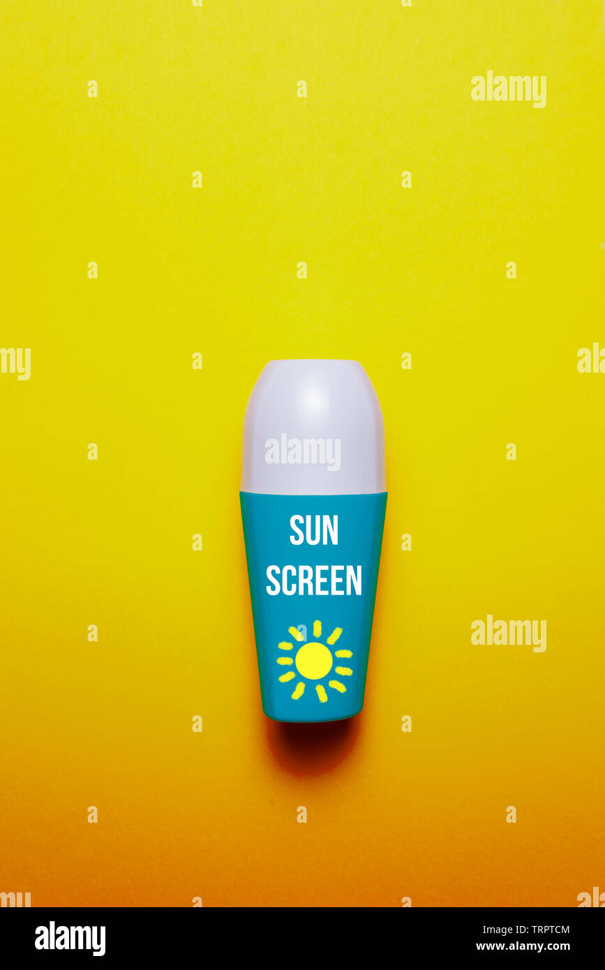 Bottiglia di plastica di protezione di schermo solare lozione cosmetica su sfondo giallo- Estate e concetto sun idea e cura dei raggi ultravioletti Foto Stock