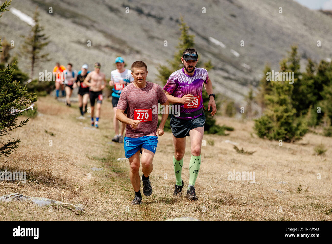 Iremel, Russia - 1 Giugno 2019: gruppo di corridori maschio in esecuzione sentiero di montagna nella maratona sane come le alci Foto Stock