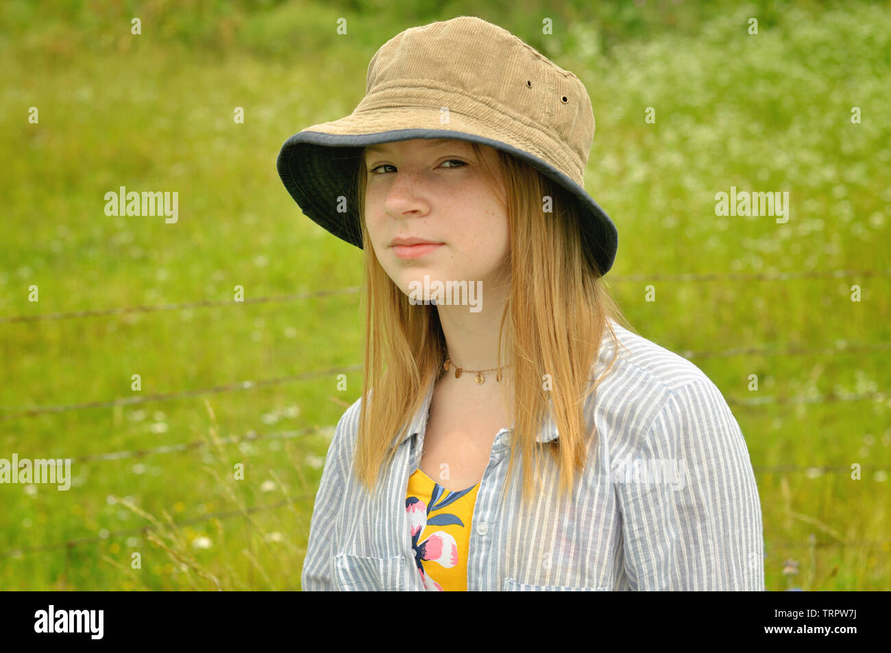 Grave di fronte ragazza adolescente indossando hat Foto Stock Grave di fronte ragazza adolescente indossando hat Foto Stock