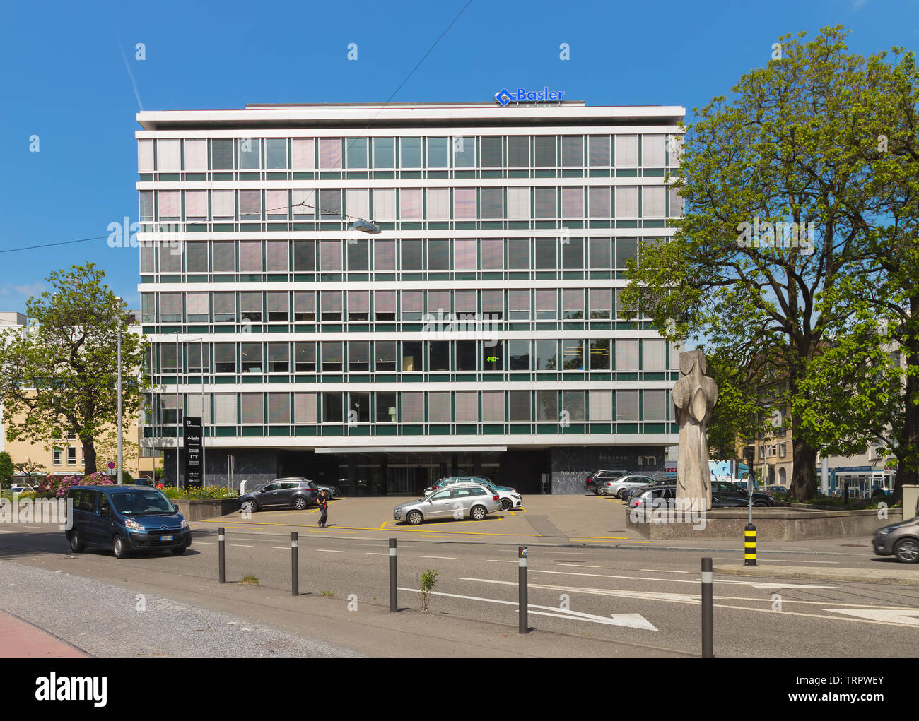 Zurich, Svizzera - 27 Maggio 2019: un edificio adibito a ufficio recanti un segno della Basler Versicherungen company. Il Basler Versicherungen company fornisce Foto Stock