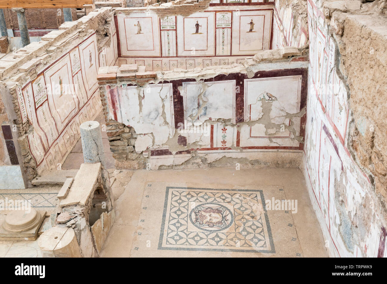La camera 16A, Terrazza House 2, con Medusa mosaico su thefloor e affreschi dipinti sui muri, Efeso, Turchia Foto Stock