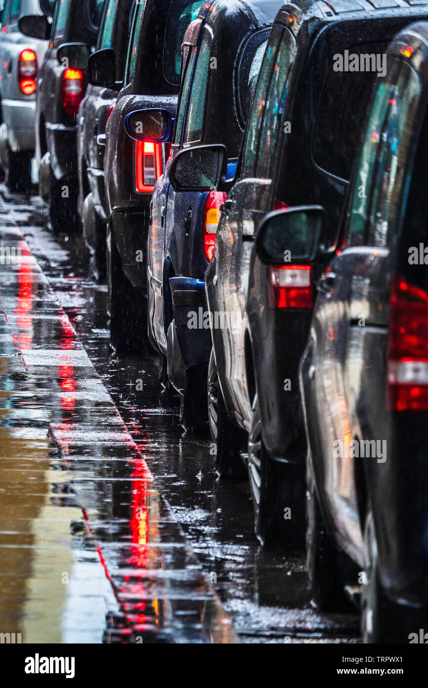Taxi a Londra sotto la pioggia - una coda di London Black Cabs in attesa per i passeggeri sotto la pioggia battente Foto Stock
