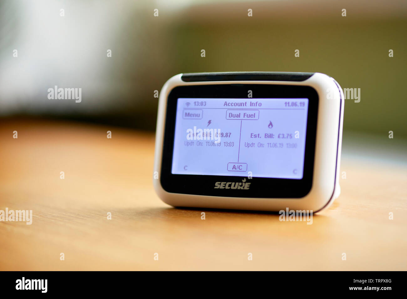 Smart Meter sul mobile che mostra le letture di energia Foto Stock