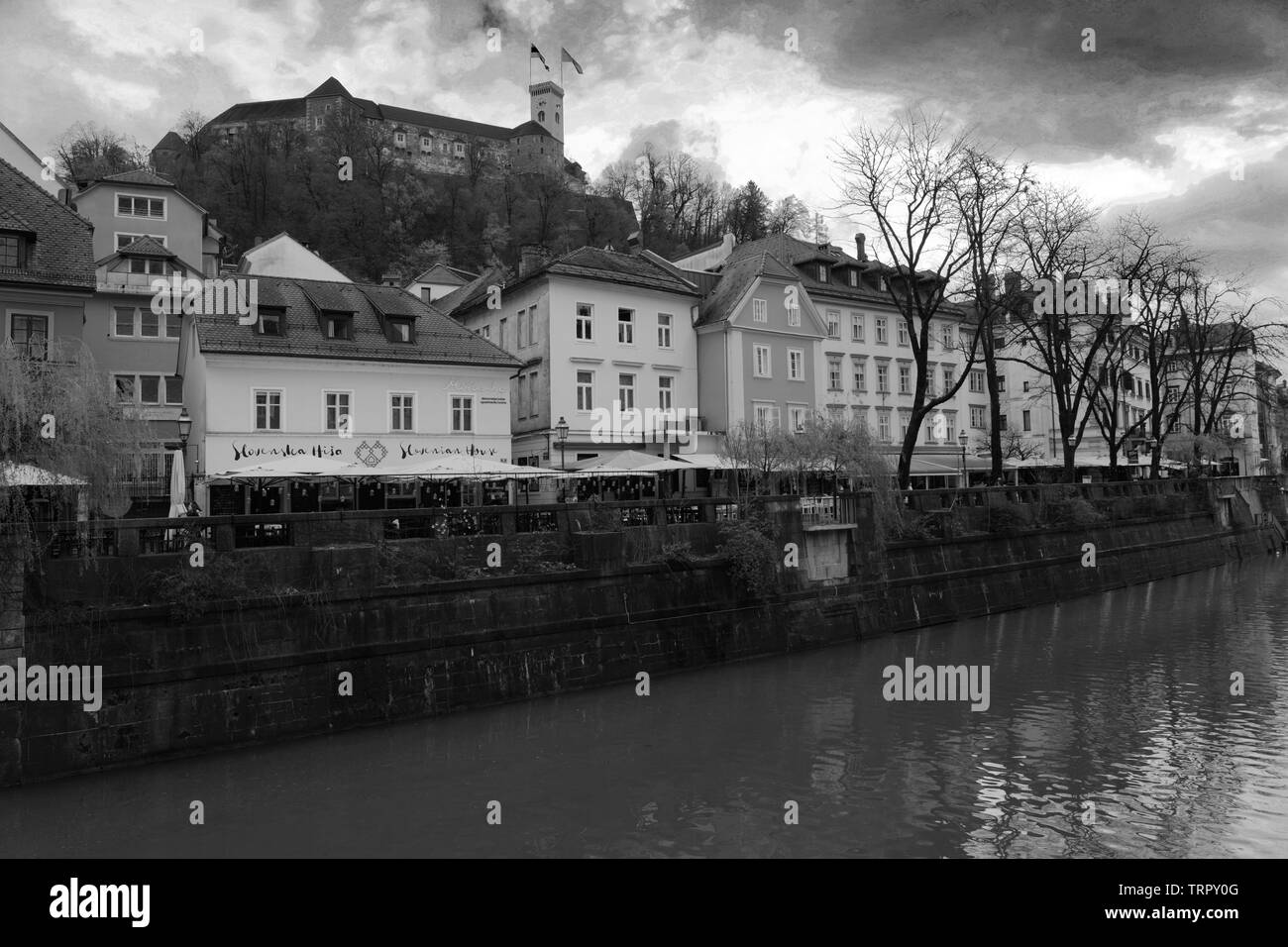 Gli edifici di vecchia costruzione sulle rive del fiume Ljubljanica, città di Lubiana, Slovenia, Europa Foto Stock