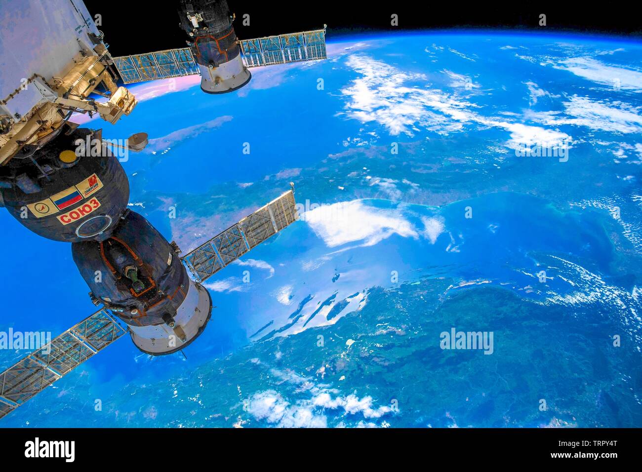 Il pianeta terra è visto dalla stazione spaziale internazionale. Colori brillanti vista satellitare del nostro pianeta. L'immagine è una mano fuori dalla NASA Foto Stock