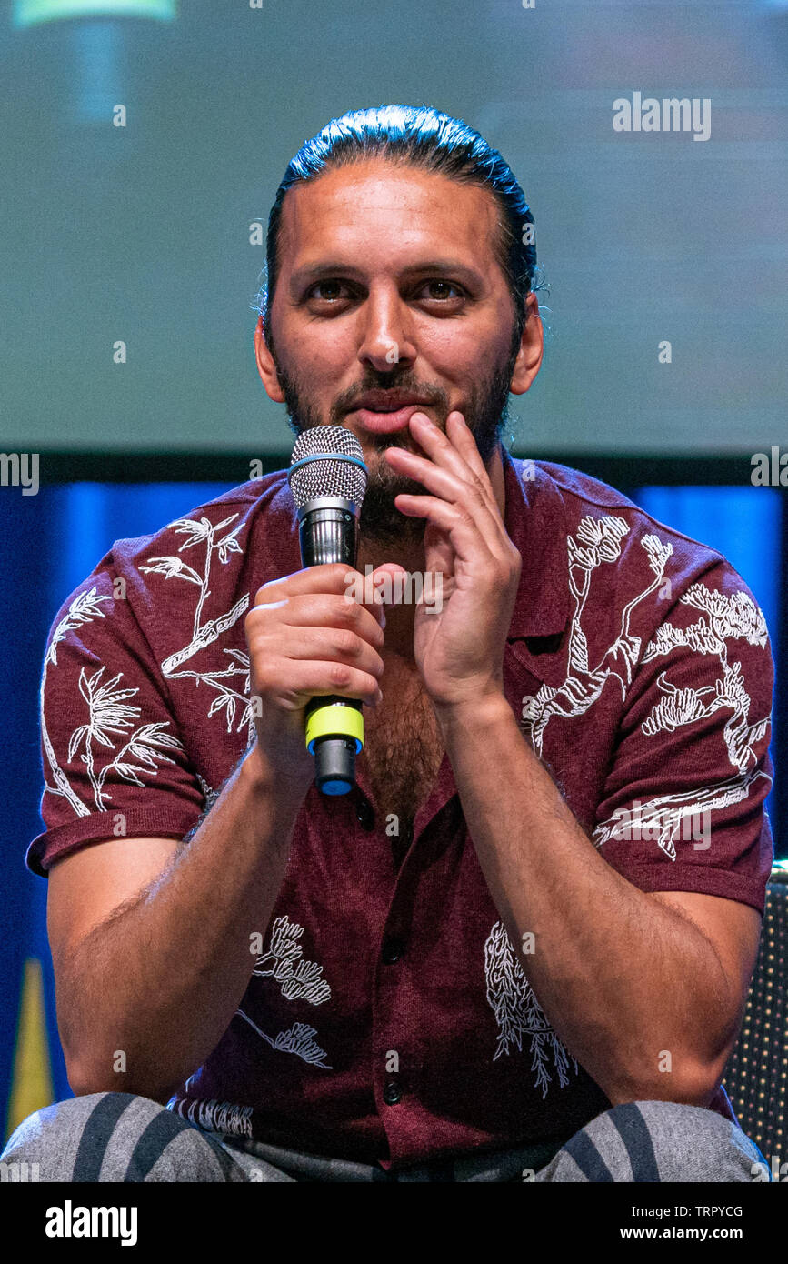 Bonn, Germania - 8 Giugno 2019: Shazad Latif (*1988, attore britannico - Star Trek: SCOPERTA) parla delle sue esperienze in Star Trek scoperta presso FedCon 28 Foto Stock