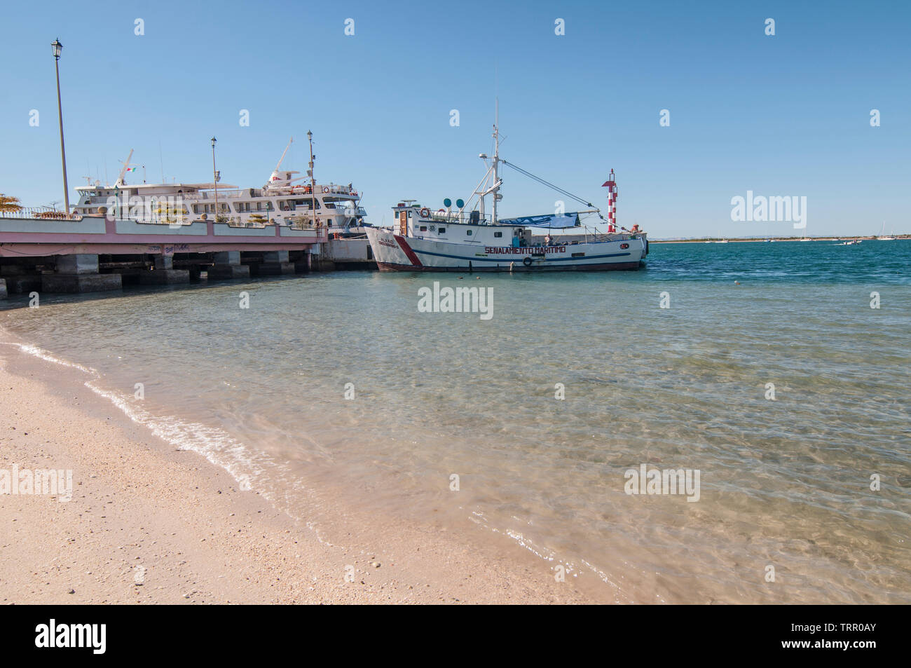 Nave in arrivo per il porto al Malecon di La Paz, Baja California Sur. Messico Foto Stock