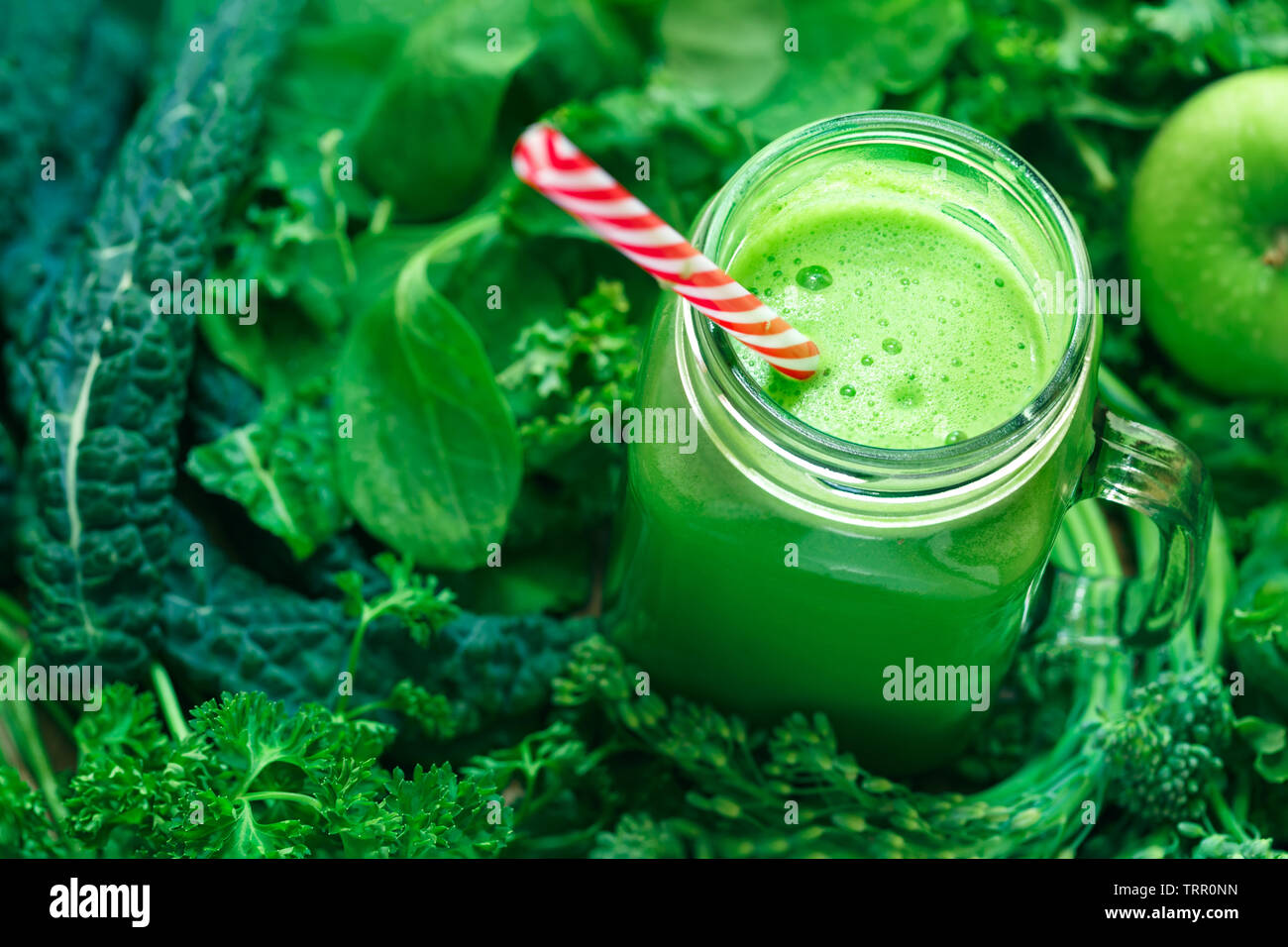 Fresco, sano e organico succo verde con ingredienti Foto Stock