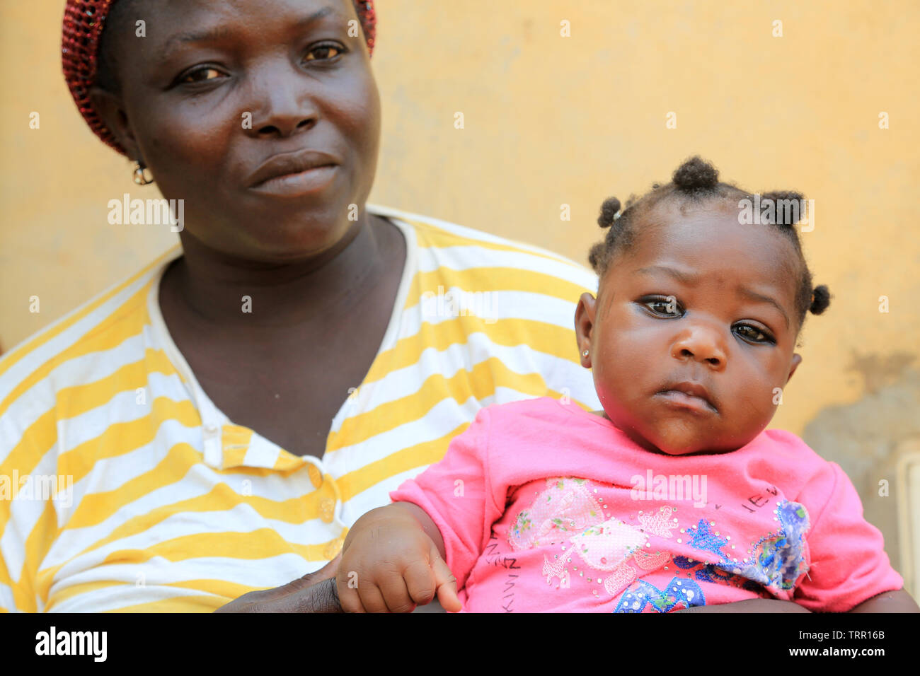 Maman togolaise et sa petite fille dans les bras. La convenzione di Lomé. Il Togo. Afrique de l'Ouest. Foto Stock