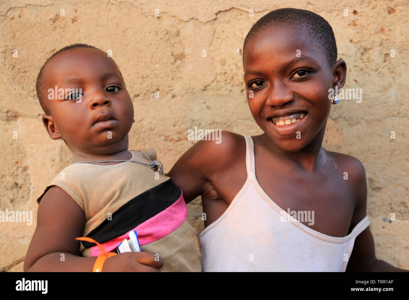 Ritratti d'une maman Togolaise et son bébé. La convenzione di Lomé. Il Togo. Afrique de l'Ouest. Foto Stock