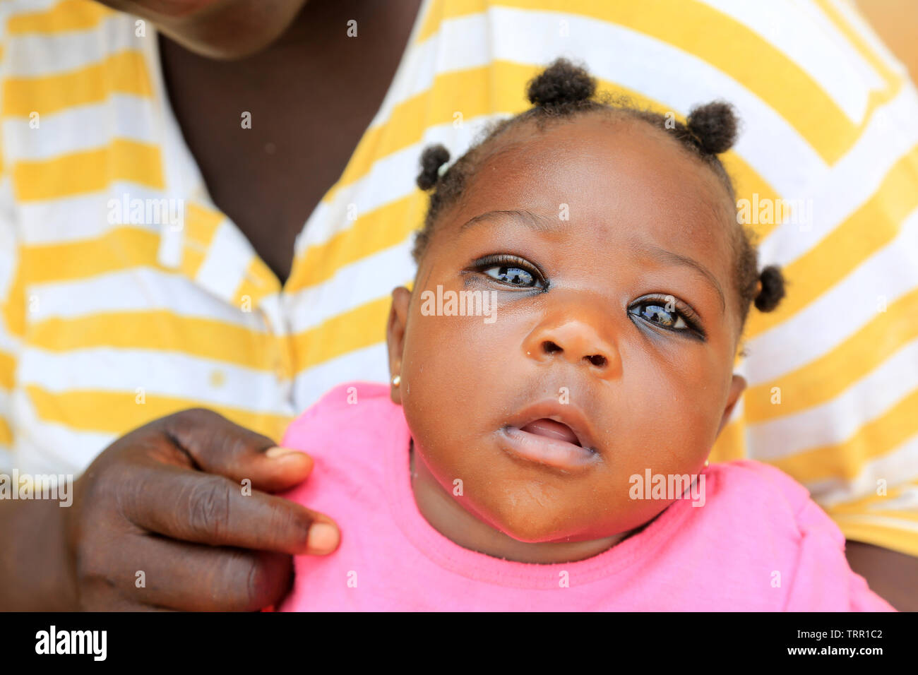 Bébé africain dans les bras de sa maman. La convenzione di Lomé. Il Togo. Afrique de l'Ouest. Foto Stock