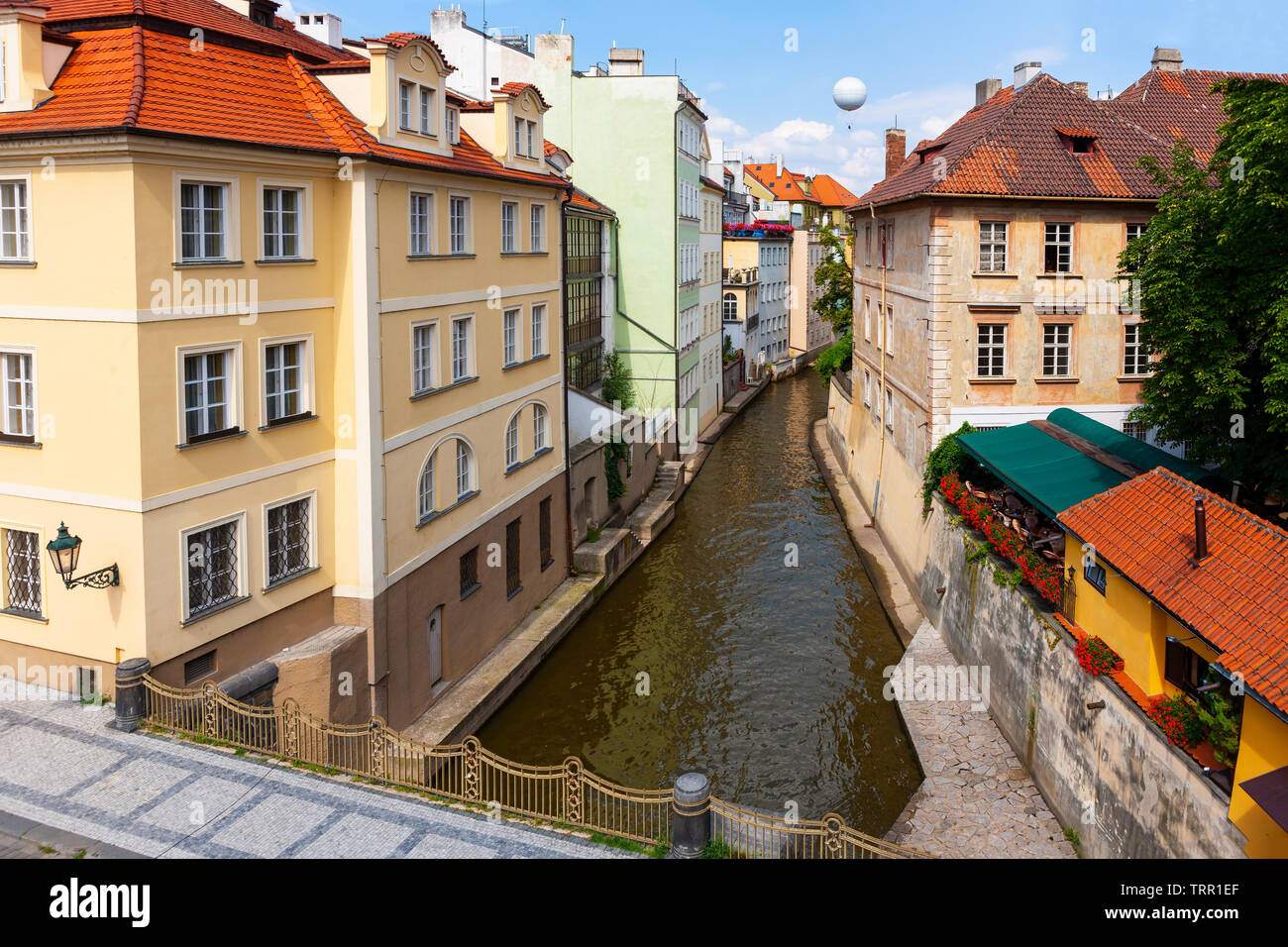 Certovka Canal in esecuzione attraverso il quartiere locale a Praga, Repubblica Ceca Foto Stock