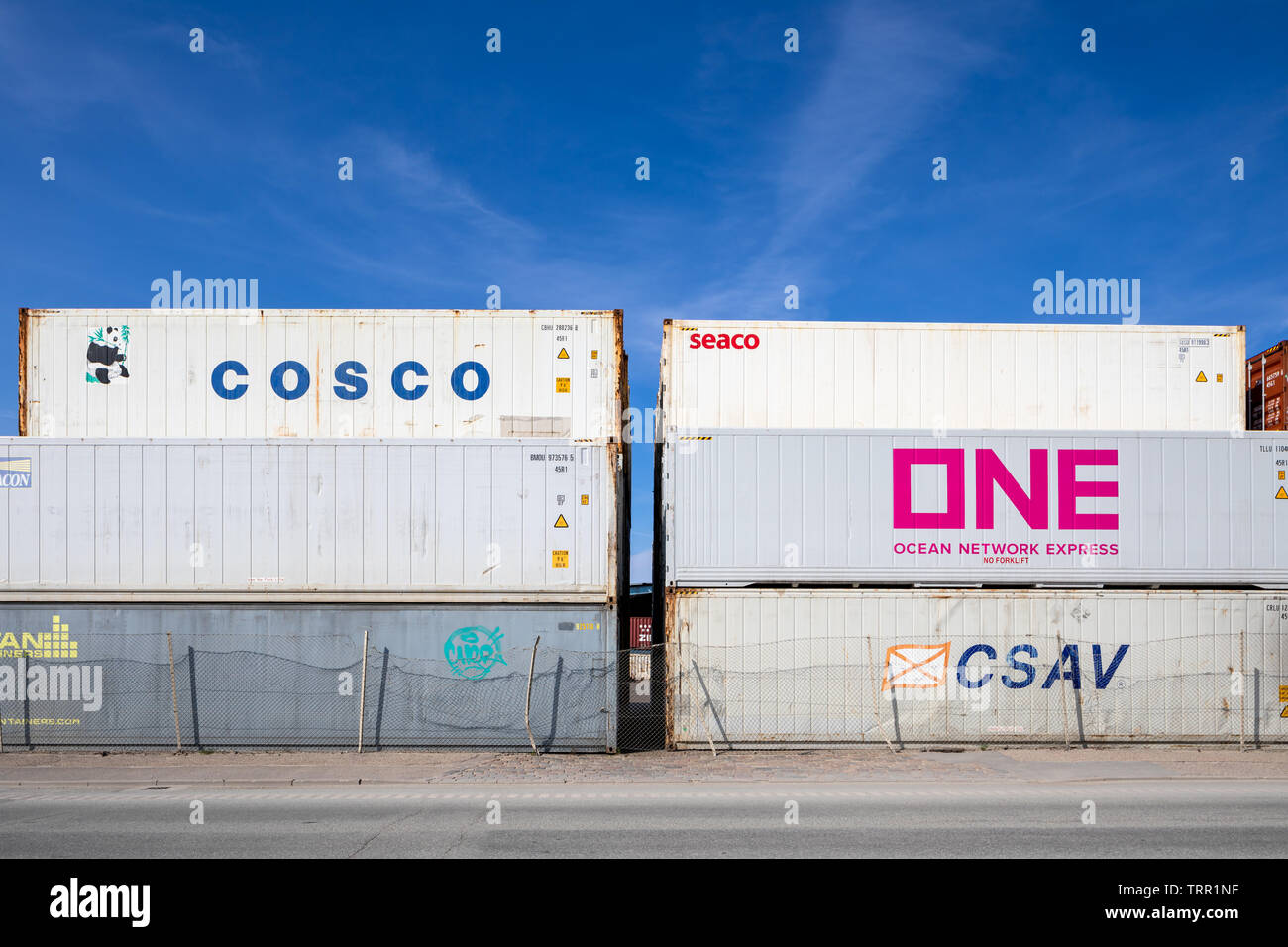 I contenitori di spedizione (Cosco, Seaco, UNO: oceano Network Express, CSAV), impilato Foto Stock