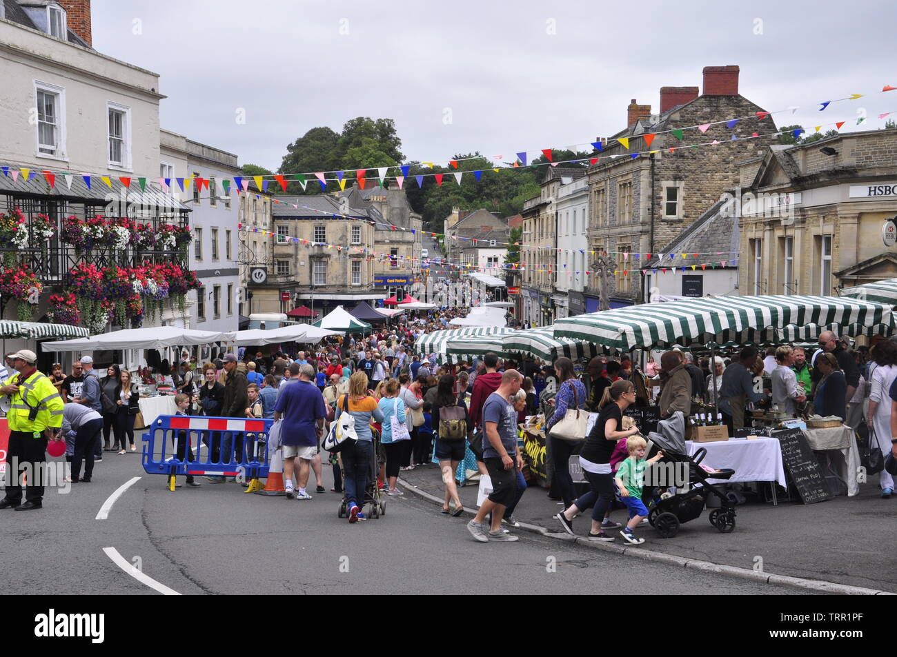 Frome mercato indipendente,folle Godetevi le bancarelle al mercato mensile.Frome, Somerset.in Inghilterra. Regno Unito. Foto Stock