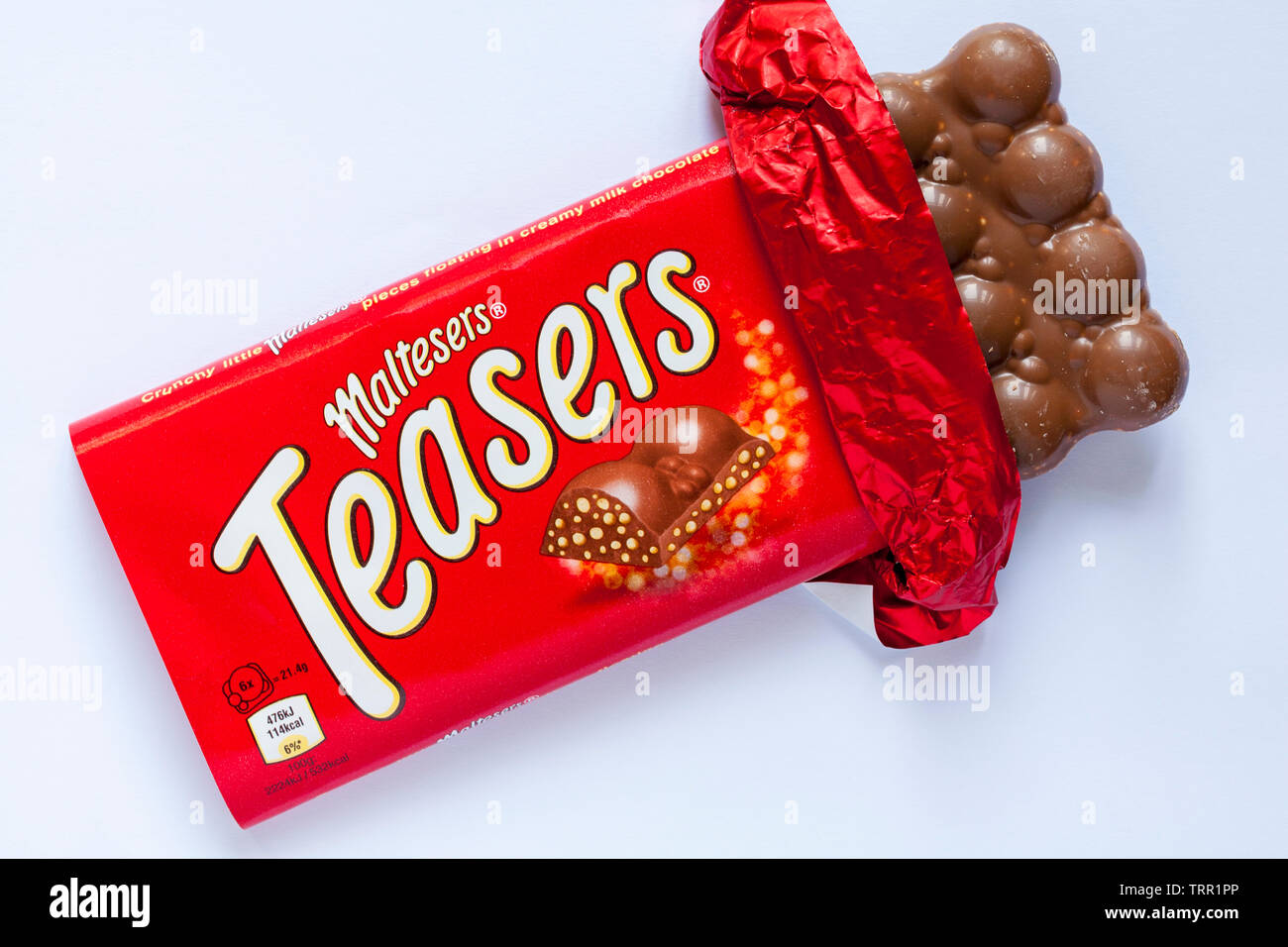 Maltesers occhiolini chocolate bar aperto per mostrare il contenuto è stato impostato su sfondo bianco - croccante poco Maltesers pezzi galleggianti in crema cioccolato al latte Foto Stock