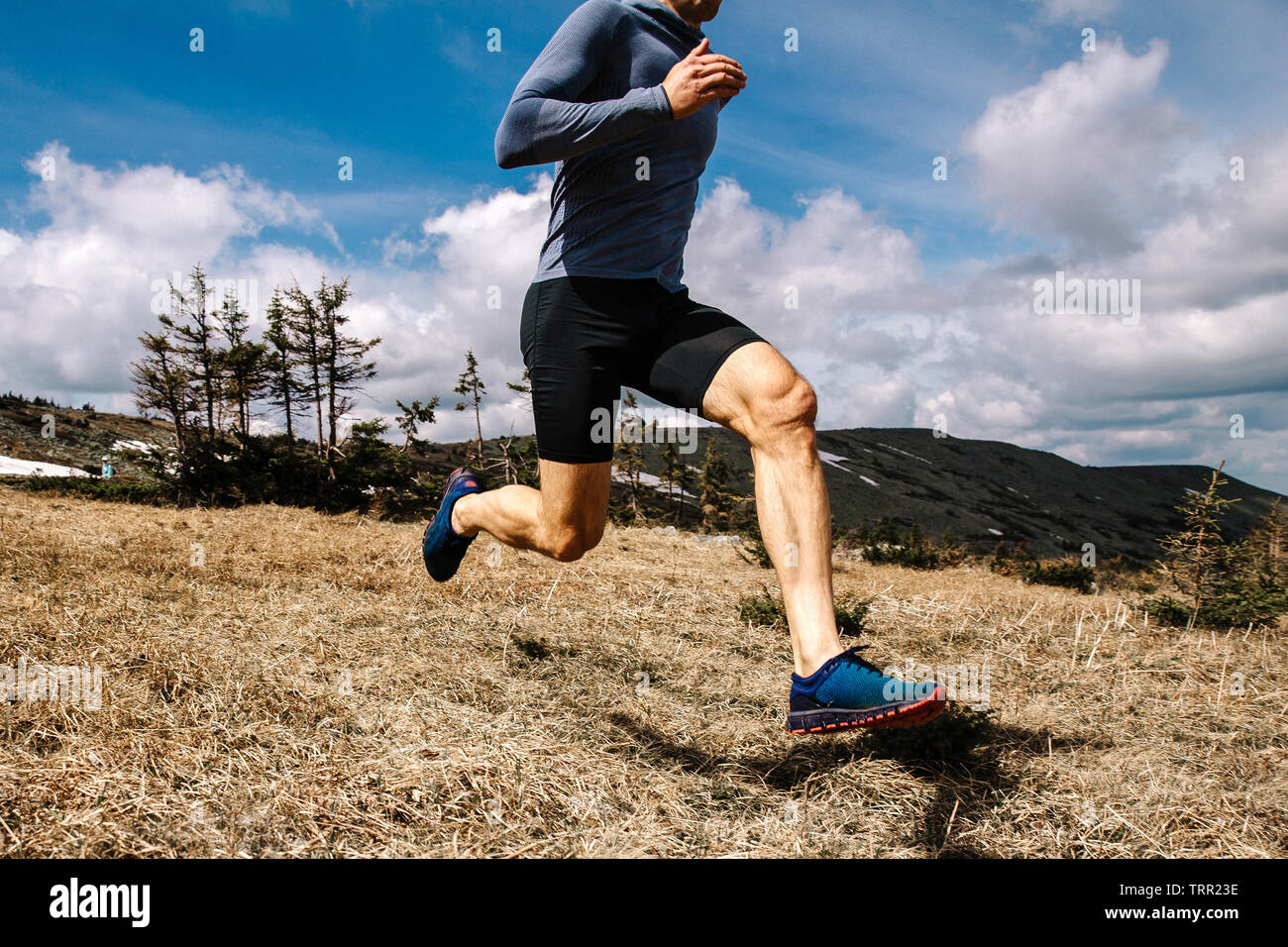 Runner maschio atleta che corre il sentiero di montagna in estate all'aperto Foto Stock