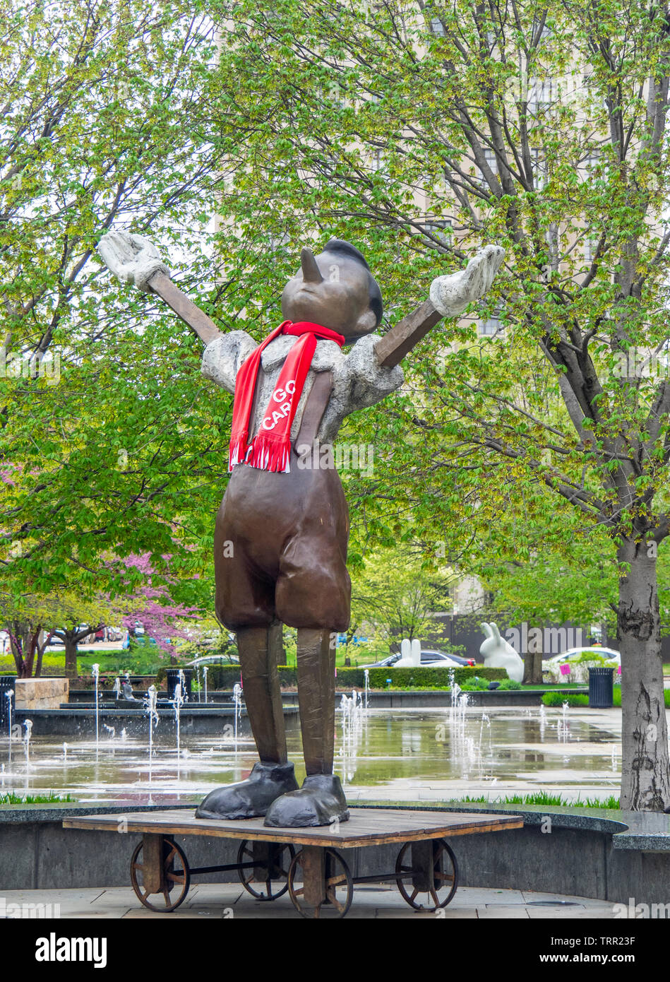 Arte pubblica scultura grande guanti bianchi, grandi quattro ruote dello scultore Jim Dine in città giardino Parco della scultura di St Louis nel Missouri negli Stati Uniti. Foto Stock